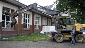 Unter Anleitung des Baggerführers Andre Schulz startete Oberbürgermeister Thomas Geisel mit den Abrissarbeiten an der ehemaligen Aula der Maria-Montessori-Gesamtschule. Foto: Wilfried Meyer
