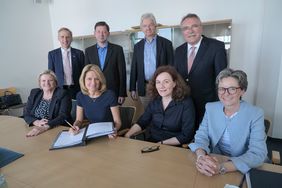 Prof. Dr. Grass, Prof. Dr. Steinbeck, Sabine Warneck (Haus der Talente), Dagmar Wandt Schulverwaltungsamt, Dr. Fuhrmann (Geschäftsführer HWK), Stadtdirektor Hintzsche, Prof. Wippermann, Grosse-Brockhoff (hinten) bei der Kooperationsunterzeichnung