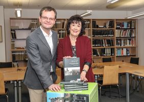 Stellten das Buch vor: Dr. Benedikt Mauer, der Leiter des Stadtarchivs, und Autorin Dagmar Gutheil; Foto: Melanie Zanin
