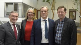 OB Thomas Geisel (links) und Stadtdirektor Burkhard Hintzsche (rechts) verabschiedeten den langjährigen Geschäftsführer der Jugendberufshilfe, Peter Walbröl, hier mit seiner Nachfolgerin Claudia Hagel, am 25. Januar in den Ruhestand. Foto: Wilfried Me