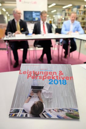 Den Aufbruch und Wandel in der Bibliothekswelt dokumentiert der Jahresbericht 2018 der Stadtbüchereien Düsseldorf, der am Donnerstag, 9. Mai, dem Kulturausschuss vorgestellt wurde; Foto: Michael Gstettenbauer