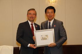 Am ersten Abend der Japan-Reise empfing Kensaku Morita, Gouverneur der Präfektur Chibader Oberbürgermeister Thomas Geisel und die von ihm angeführte Delegation.