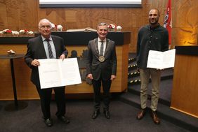 OB Thomas Geisel (Mitte) mit Professor Dr. Peter Richter (links), Bruder der Becher-Hauptpreisträgerin Evelyn Richter, und Theo Simpson, Becher-Förderpreisträger