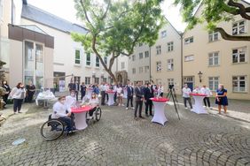 Im Innenhof des Rathauses wurden Düsseldorfs Top-Athletinnen und -Athleten zu den Olympischen und Paralympischen Spielen in Tokio verabschiedet; Foto: Gstettenbauer