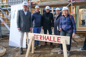 Beim Richtfest (v.l.): Jürgen Ellerkamp, Terhalle, Michael Köhler, IPM-Geschäftsf., Thorsten Graeßner, IPM-Aufsichtsratsvors., Jugendamtsleiter Stephan Glaremin und Ursula Holtmann-Schnieder, Vors. Jugendhilfeausschuss © Landeshauptstadt Düsseldorf/Michael Gstettenbauer