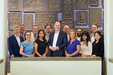 Auftaktveranstaltung: OB Dr. Stephan Keller (M.), Staatssekretärin Gonca Türkeli-Dehnert (2.v.l.) und Dr. Thomas Gauly (l.),Gesellschafter DSI Deutschlandstiftung, mit dem DSI-Regional-NRW-Team, Foto: LHD/Claus Langer