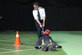 Feuerwehrsprecher Marcel Angenendt demonstriert eine der Übungen: Ein 75-Kilogramm-Dummy muss über eine Strecke von 66 Metern gezogen werden. Foto: Landeshauptstadt Düsseldorf/David Young