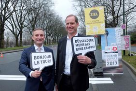 Oberbürgermeister Thomas Geisel und Tour-Direktor Christian Prudhomme (r.) an der Ziellinie des Grand Départ Düsseldorf 2017. Foto: Michael Gstettenbauer