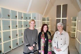 Das erste städtische Kolumbarium Düsseldorfs eröffneten Gründezernentin Helga Stulgies (Mitte), Doris Törkel, Leiterin des Garten-, Friedhofs- und Forstamts (r.), und Doreen Kerler, Leiterin des Amtes für Gebäudemanagement. Foto: Ingo Lammert