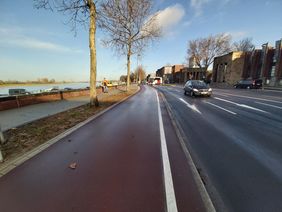 Parallel zur Rampe verlaufender Zweirichtungsradweg am Joseph-Beuys-Ufer. Foto: Amt für Verkehrsmanagement
