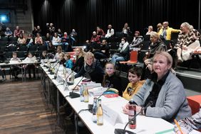 Die Parlamentarierinnen und Parlamentarier aus allen Schulen im Stadtbezirk 10 kamen am Mittwoch, 23. November, zu ihrer konstituierenden Sitzung zusammen. Foto: Michael Gstettenbauer