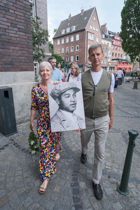 Bürgermeisterin Clara Gerlach und Bürgermeister Josef Hinkel beim Gedenkgang für Hilarius Gilges anlässlich seines 90. Todestages. Foto: Landeshauptstadt Düsseldorf/Michael Gstettenbauer