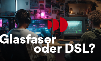 Auf der linken Seite des Bildes befindet sich ein Mann der vor einem modernen Bildschirm sitzt und ein Videospiel spielt. Auf der rechten Seite des Bildes befindet sich ein anderer Mann, der auf einem Röhrenfernseher ein altmodisches Spiel spielt. Auf dem Bild befindet sich der Schriftzug "Glasfaser oder DSL?"