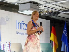 Andrea Hendrickx, Head of Infosys Germany, welcomes the guests of the inauguration. 