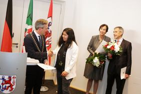Dr. Rachel Christine Reding Steiger, ihr Ehemann Prof. Dr. Hans Jakob Steiger und Adoptivtochter Adah Ameline Steiger. Foto: Stadt Düsseldorf/Ingo Lammert