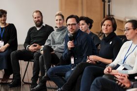 Für die Wirtschaftsförderung nahmen Lars Terlinden (am Mikrofon), Leiter des KomKuK, und Friederike Rennen an "ART-Werk 2018" teil. Foto: Amt für Wirtschaftsförderung
