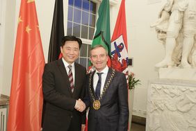 Oberbürgermeister Thomas Geisel begrüßt den Botschafter der Volksrepublik China, Ken Wu, beim Antrittsbesuch im Düsseldorfer Rathaus; Foto: Lammert