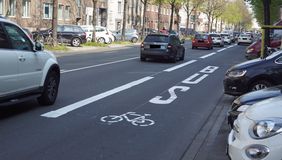 Die Umweltspur an der Merowinger Straße hat laut wissenschaftlichem Gutachten zur Verbesserung der Luftqualität an der belasteten Straße beigetragen. Archivfoto: Amt für Kommunikation