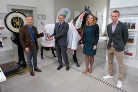 OB Thomas Geisel (l.) und Klaus Allofs, Vorstand des Reiter- und Rennvereins, präsentieren mit Geschäftsführerin Andrea Höngesberg und Champion-Trainer Henk Grewe den Rheinturm für den 100. Gewinner des Traditionsrennens; Fotos: Gstettenbauer