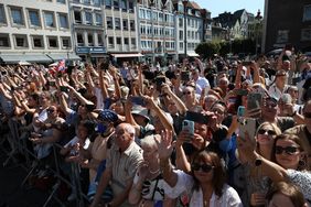 Zahlreiche Fans warteten vor dem Düsseldorfer Rathaus auf die Ankunft von Duke Harry und Duchess Meghan. Nach dem Empfang im Rathaus nahmen sich die beiden noch Zeit für eine Begrüßung ihre Anhängerinnen und Anhänger.