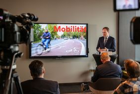 Am 2. November 2022 war Oberbürgermeister Dr. Stephan Keller genau zwei Jahre im Amt. Im Rahmen einer Pressekonferenz hat er am 7. November 2022 auf das laufende Jahr zurückgeblickt und einen Ausblick für das Jahr 2023 präsentiert.
