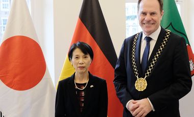 Setsuko Kawahara, Generalkonsulin von Japan für den Konsularbezirk Nordrhein-Westfalen, mit Oberbürgermeister Dr. Stephan Keller im Jan-Wellem-Saal des Rathauses, Foto: Meyer.