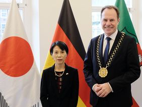 Setsuko Kawahara, Generalkonsulin von Japan für den Konsularbezirk Nordrhein-Westfalen, mit Oberbürgermeister Dr. Stephan Keller im Jan-Wellem-Saal des Rathauses, Foto: Meyer.