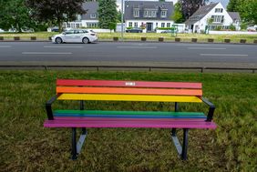 Düsseldorf hat 16 neue Regenbogenbänke. Für die Zeit der UEFA EURO 2024 stehen die bunten Sitzmöglichkeiten entlang des Rhein-Walk von der Altstadt bis zur Düsseldorfer Arena.