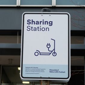 Schild Sharing Station  © Landeshauptstadt Düsseldorf, Wilfried Meyer