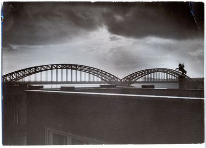 Ruth Lauterbach-Baehnisch (1910–1997), Die alte Oberkasseler Brücke mit dem Ulanendenkmal am Rheinufer, Düsseldorf, 1930er Jahre (?), Silbergelatine auf Barytpapier, Stadtmuseum Düsseldorf, Inv.: F 43