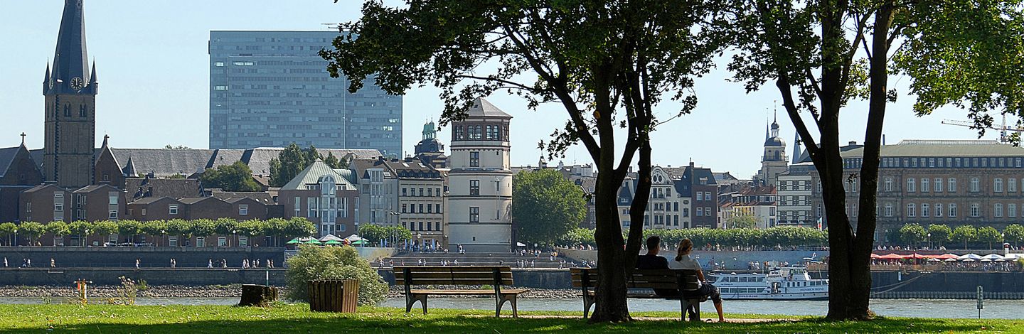 Die Altstadt vom gegenüberliegenden Rheinufer aus betrachtet